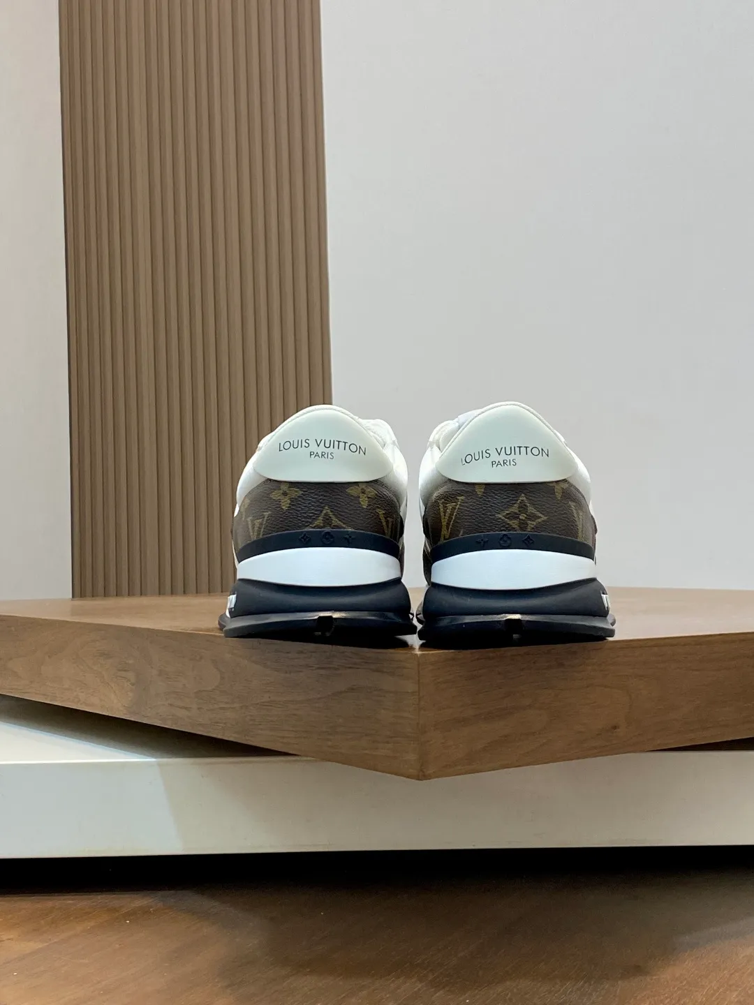 💰800 Lujia new color matching men's 🧍‍♂️trainer sneakers, this LV Trainer sneaker is made of soft grained calfskin and presents pure tones. The brand was born in 1854. The designer's handwritten brand logo is embellished on one side. Virgil Abloh designed it himself. It is a very commemorative sneaker. Brand new LV Louis Vuitton louis vuitton trainer sneaker low casual sports culture versatile basketball shoes Size: 39-44 (38, 45, 46 customized)